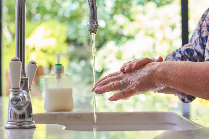 手を洗う高齢者