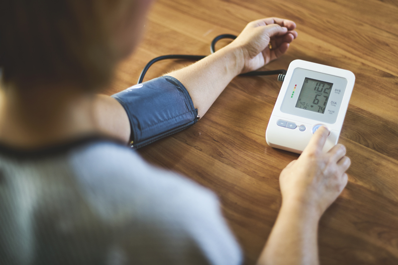 血圧を測っている人の写真