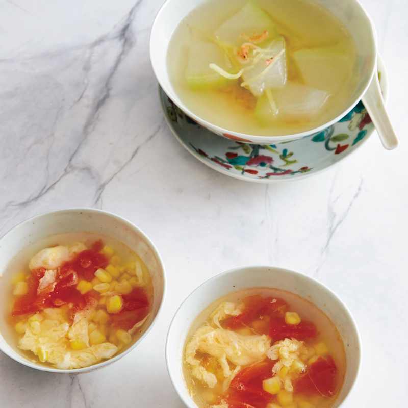 冬瓜と桜えびのスープとトマトととうもろこしの卵スープが器に盛り付けられている