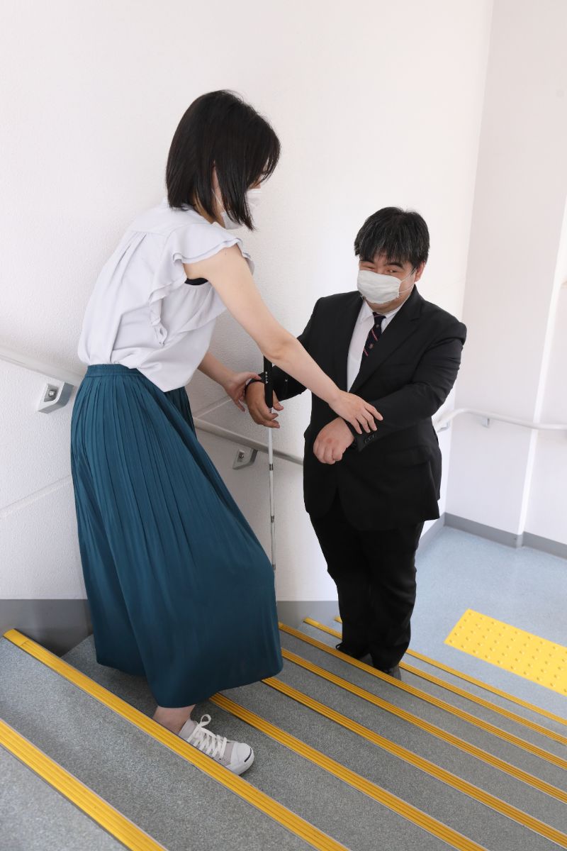 健常者が先回りして後ろ向きに誘導している写真