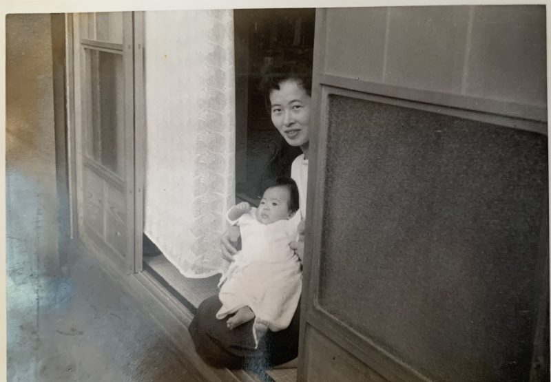 生後すぐの飯田裕子さんを抱く母