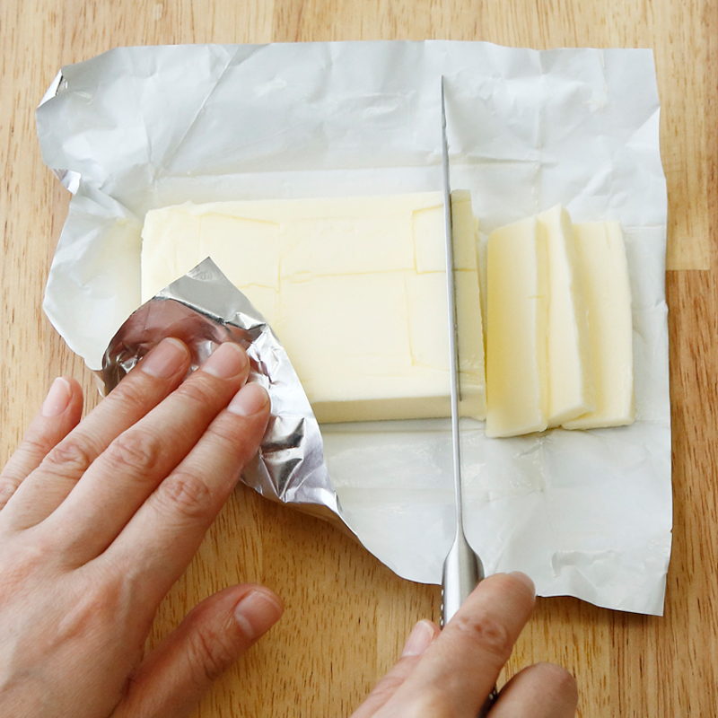 冷蔵庫から出したばかりのバターを薄く切る。