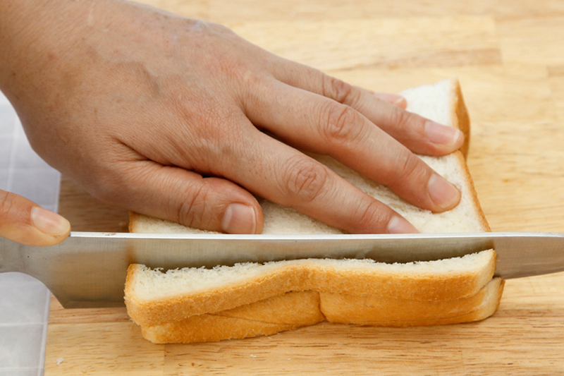 ＜NG＞　真上から切るとパンがつぶれ、具が出やすい。 