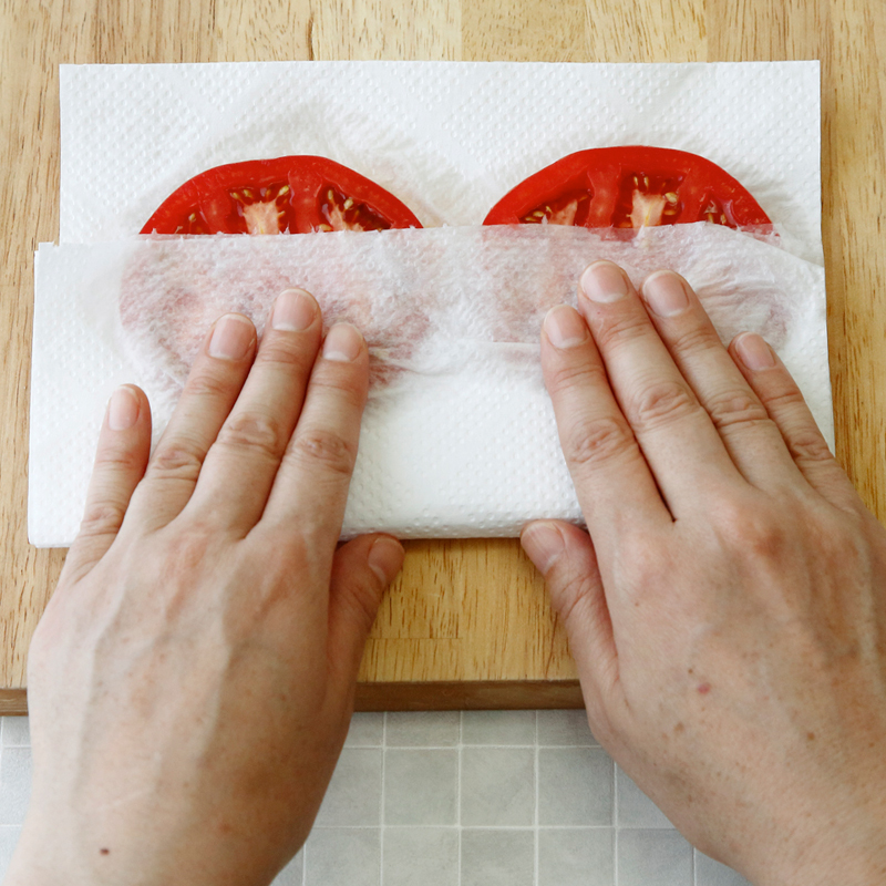 トマトから出た水分はペーパータオルで押さえる。