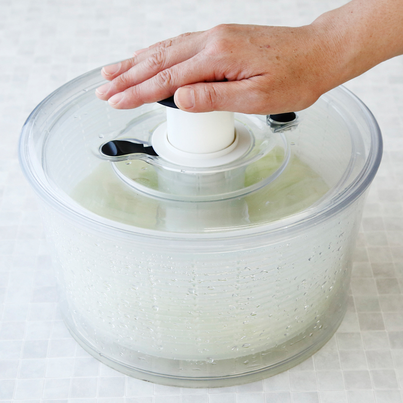 サラダスピナーを使えば瞬時で水が切れる。