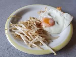 工藤広伸さんの認知症のお母さんが作った朝ご飯の目玉焼きともやし炒め