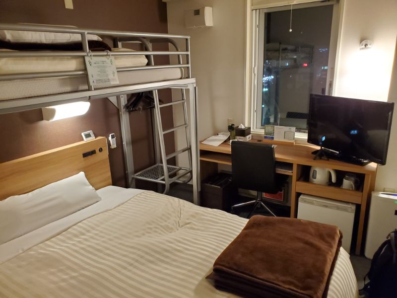 介護帰省で工藤さんが実際に滞在したホテル。ロフトつきで最大3名まで宿泊可能な部屋の写真