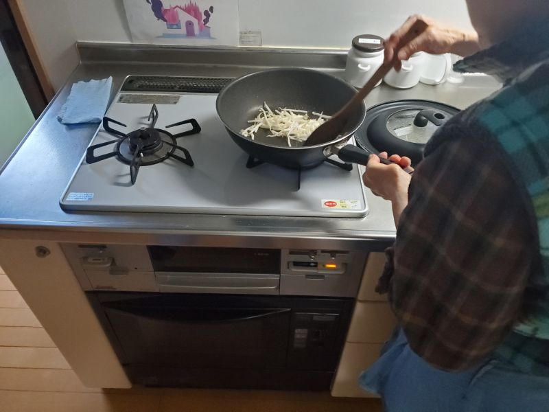 工藤広伸さんの認知症のお母さんが朝ご飯を作っている後ろ姿の写真
