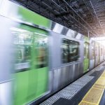 電車を待つホームにいるとき大地震が起きたら…駅から逃げる？取るべき行動を専門家が解説