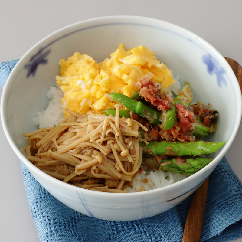 三色丼が器に盛りつけられている