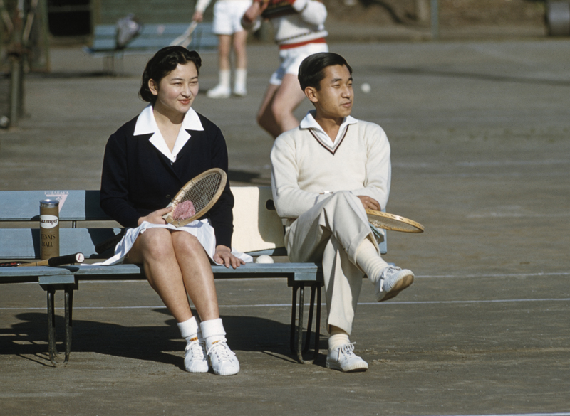 テニスを楽しむご成婚前の上皇陛下と美智子さま