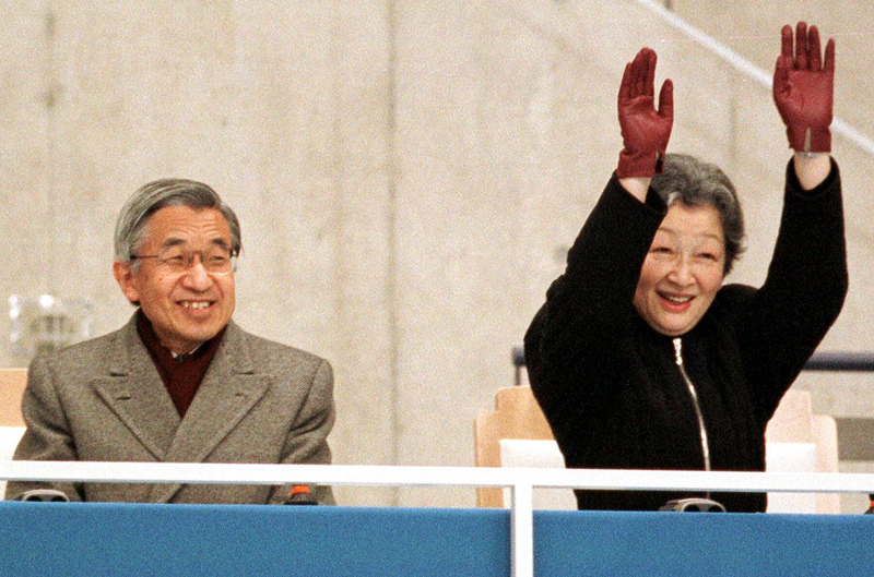 1998年３月12日 長野パラリンピック冬季競技大会でウェーブに参加する美智子さま