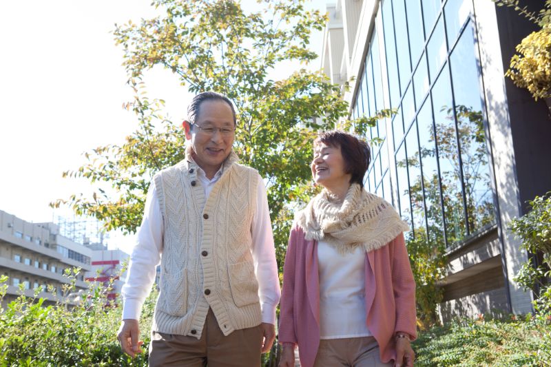 退職後の夫と妻が散歩するイメージ写真