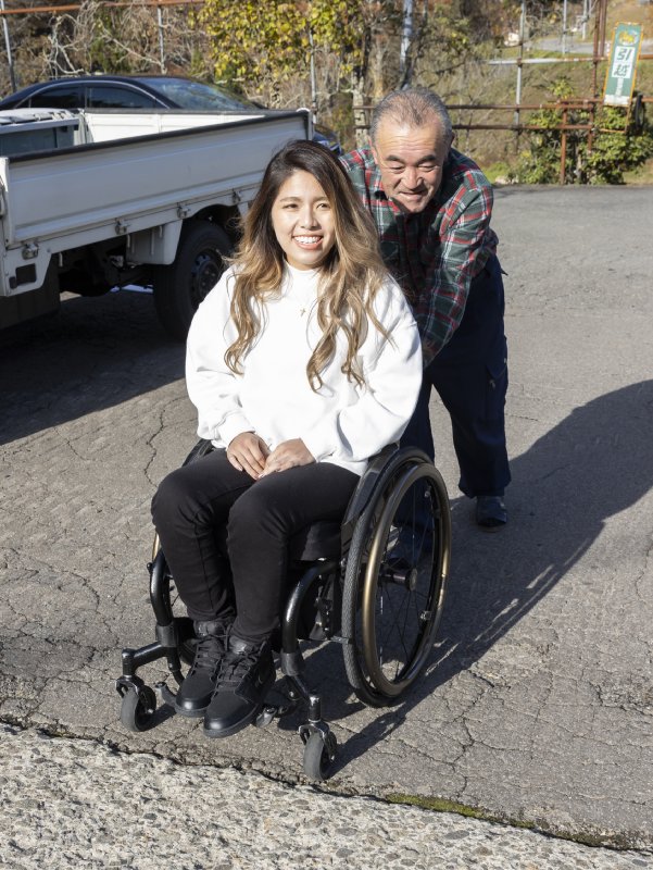 車椅子に乗った渋谷さんと父の一志さん