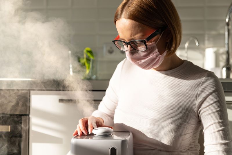 加湿器を使っている女性のイメージ