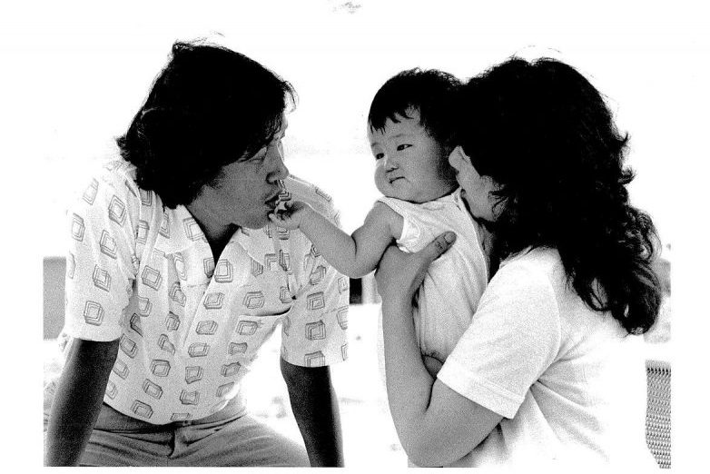 萩本欽一と顔を触る赤ちゃん、妻の澄子さん