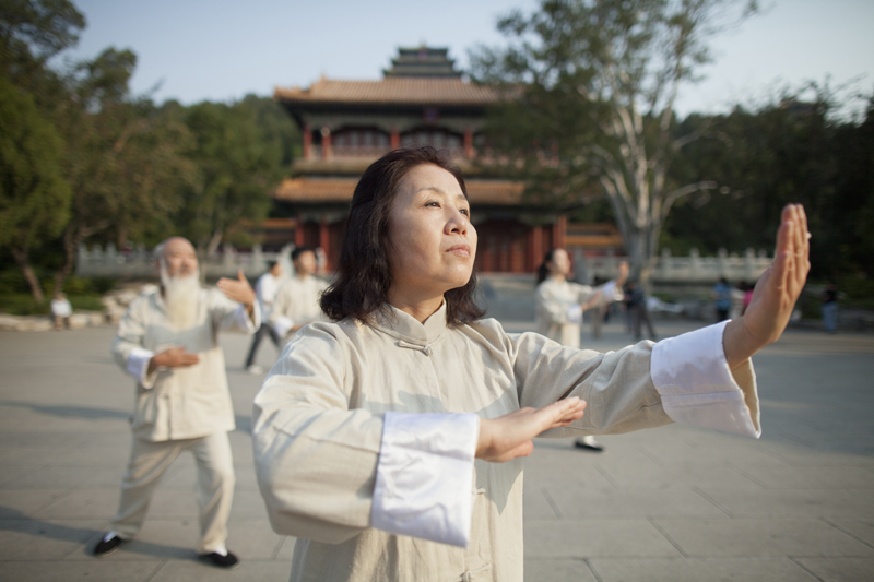 太極拳をする人々