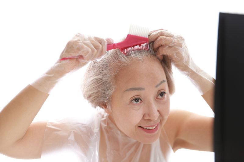 白髪染めをする老婦人の写真
