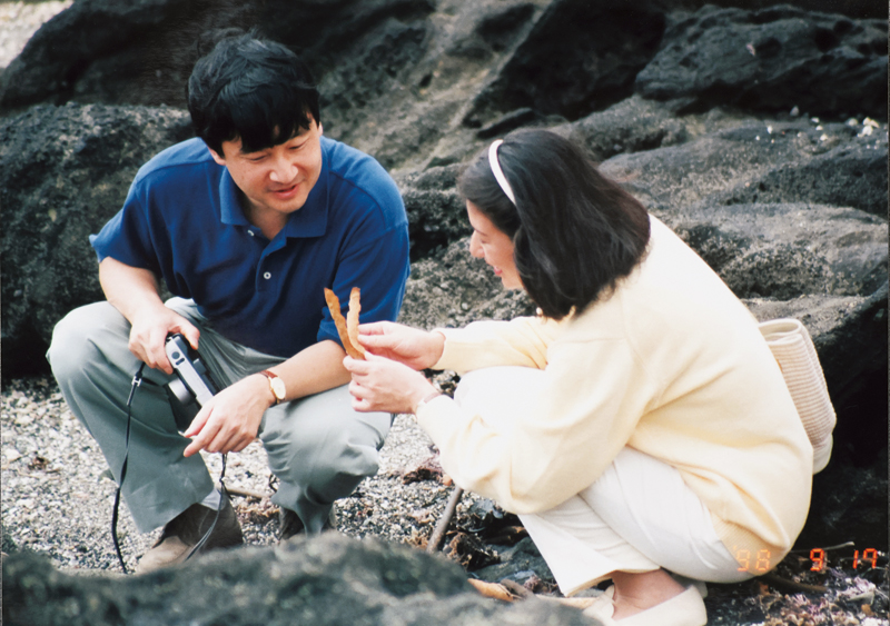 1998年、御用邸近くの海岸をご散策される当時の皇太子さまと雅子さま