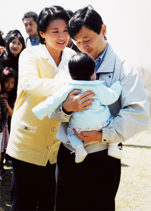 2002年、葉山にて愛子さまを抱きかかえられる皇太子さまと雅子さま
