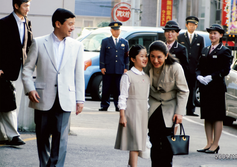 2009年11月、栃木・宇都宮駅前で恥ずかしそうに笑顔を浮かべられる愛子さまと顔を寄せる雅子さま、微笑ましく見守る皇太子さま