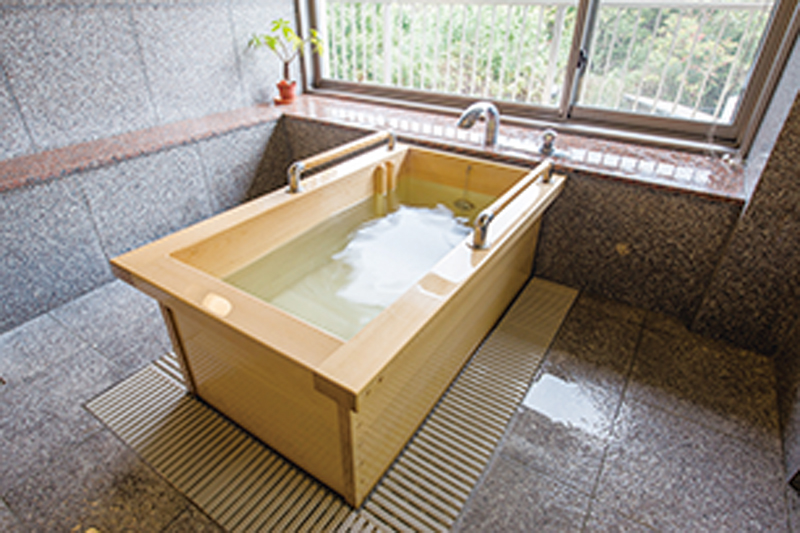 サンカルナ博多の森ケアステージ　ひのきのお風呂