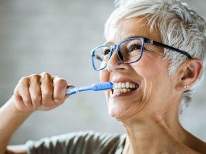 歯を磨くシニア女性の写真