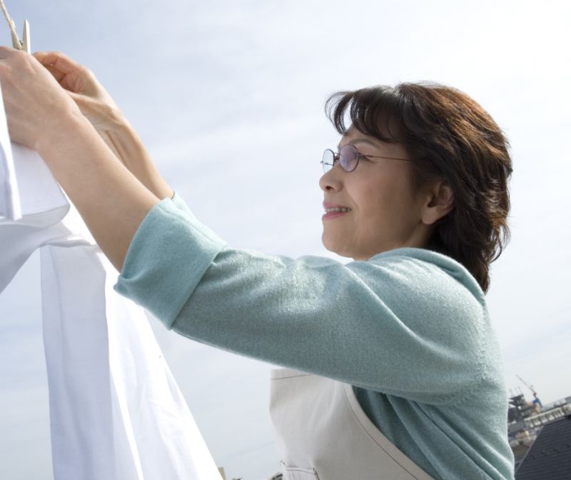 洗濯物を干す女性の写真