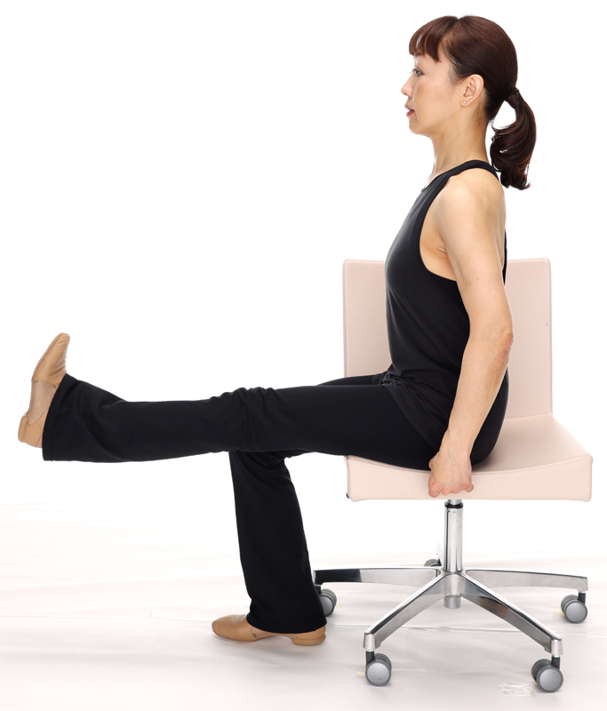 チェアバレエ　足首は直角に曲げる意識で。ひざはできる範囲でまっすぐに伸ばす。足の高さより、姿勢が崩れないことの方が重要。