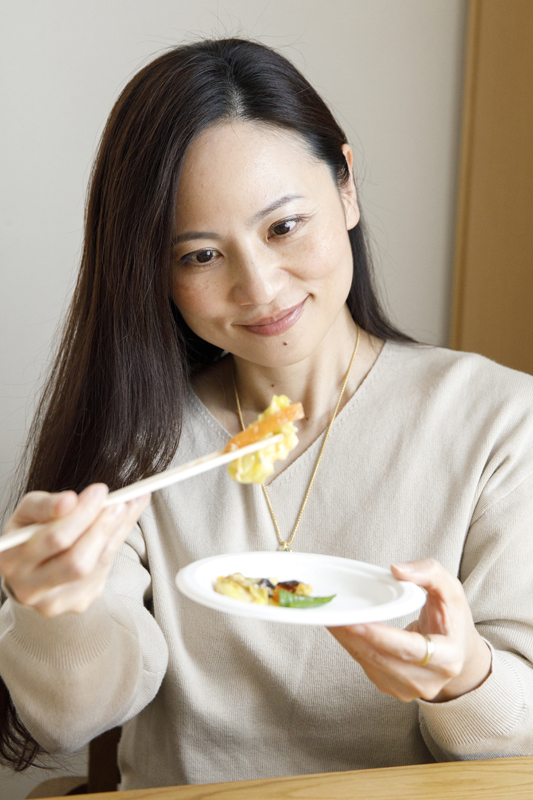 試食する丸山晴美さん