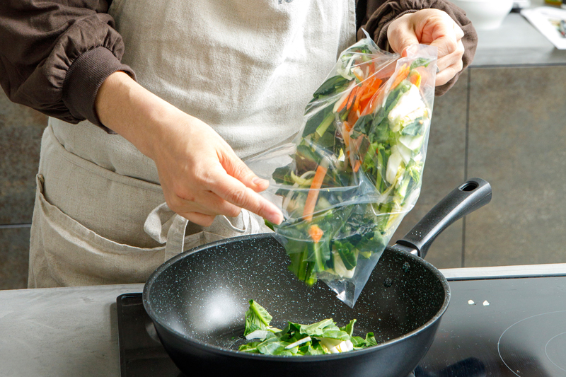 フライパンに野菜セットを入れている