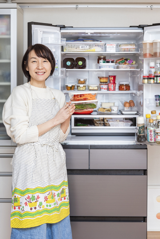 島本美由紀さんが冷蔵庫の前で笑顔