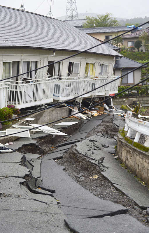 熊本地震で1階部分が潰れた南阿蘇村のアパート。10人以上が生き埋めとなった。