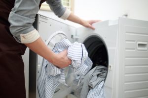 洗濯をする男性の手元の写真