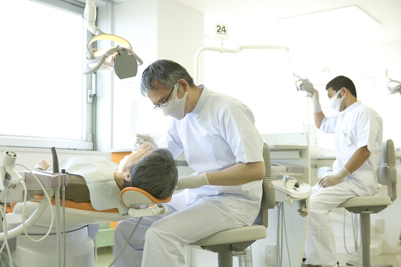 歯医者で治療を受けるシニア