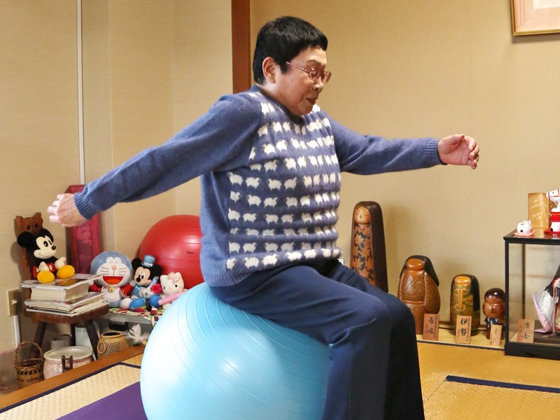 バランスボールに乗る橋田壽賀子さん