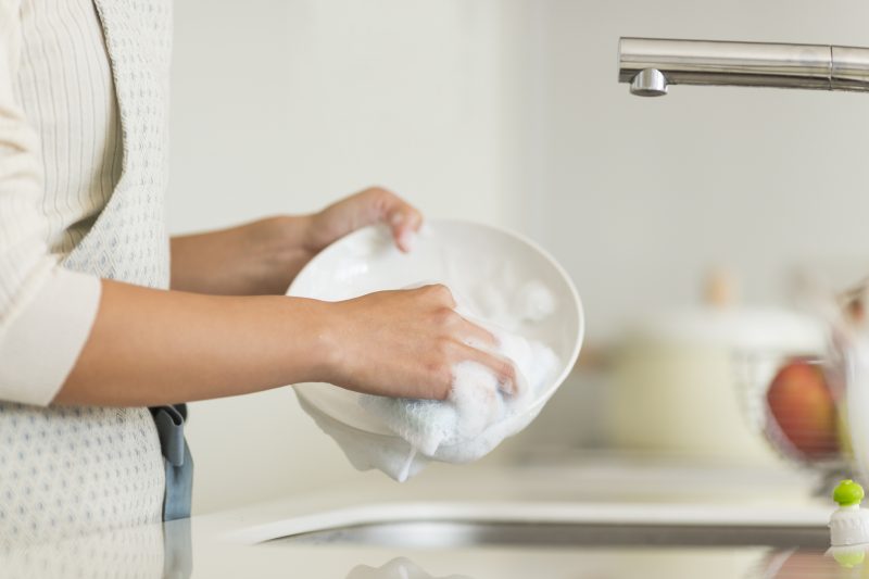 皿洗いをする女性