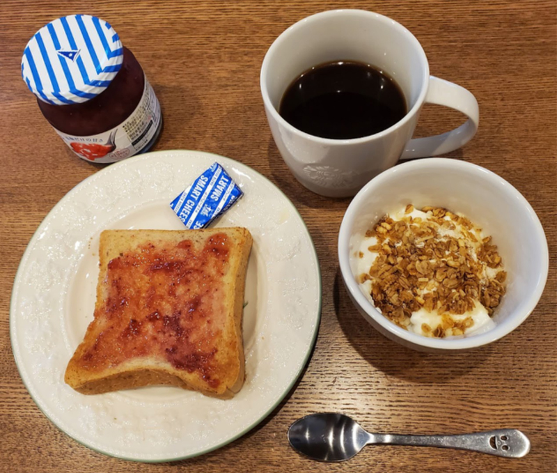 コーヒー、ヨーグルト、ライ麦パン、チーズ、いちごジャムの朝食