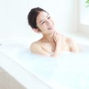 お風呂を温泉風にして楽しんでいる女性の写真