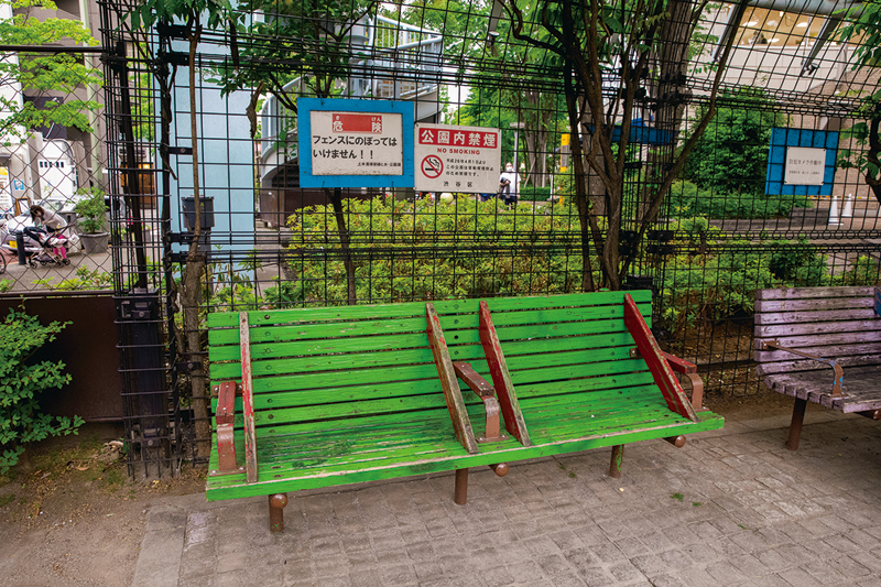 代官山公園の緑のベンチ