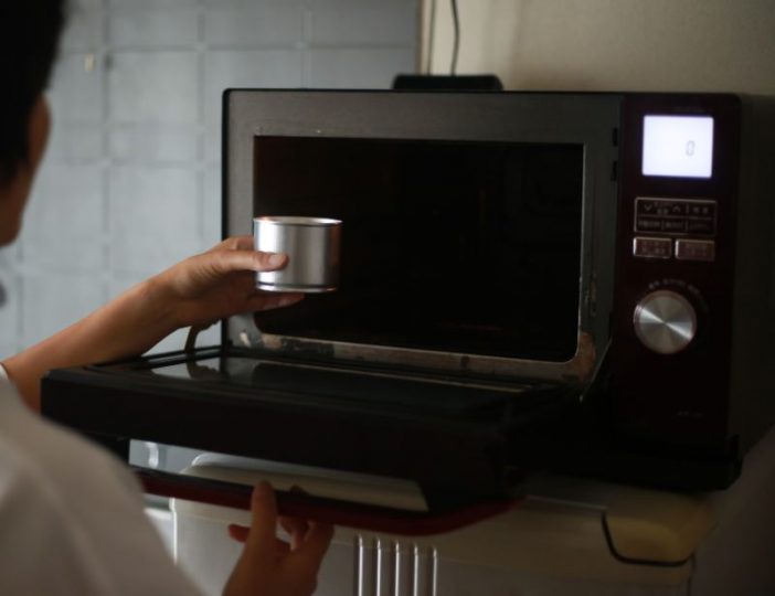 電子レンジを使っている写真