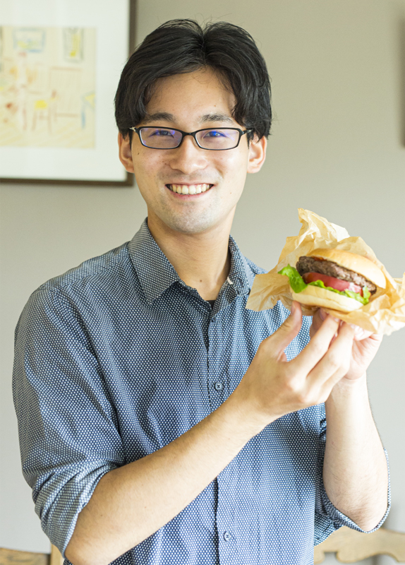 上田さんの息子さんがハンバーガーを持っている