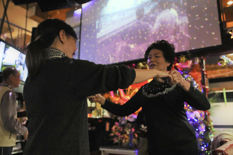 島根県内の人気のキャバレー「赤玉」で踊る女性2人