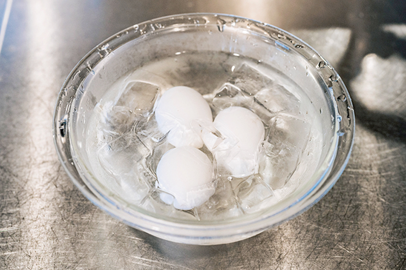 卵を冷水で冷やしている