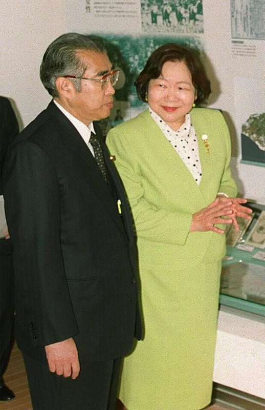 「女性と仕事の未来館」を案内する樋口館長と小渕首相