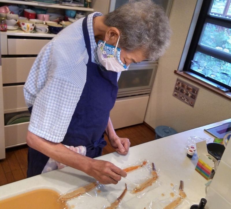 蟹刺しの調理をする重夫さんの写真