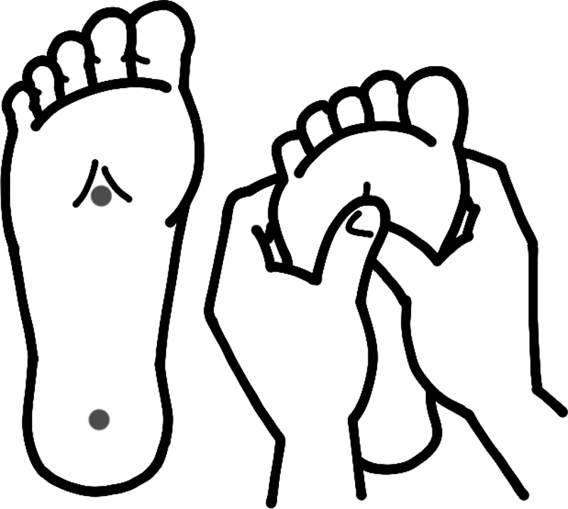 足指を曲げたとき、足の裏にできるくぼみにあるツボを両手の親指で押すイラスト