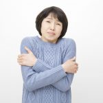 「足が冷たくて眠れない」悩みに医師が回答　日常生活で注意すべきポイント3つ