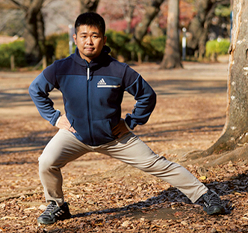 横に大きく一歩踏み出し、しっかり重心を落として片足を横開きする岩田勇樹さん