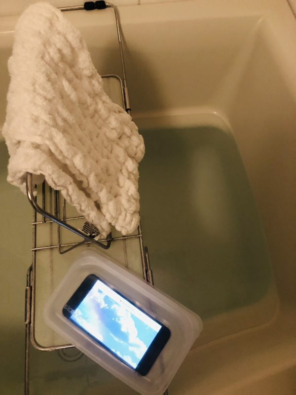 シリコンバッグを入浴中のスマホケースにしている